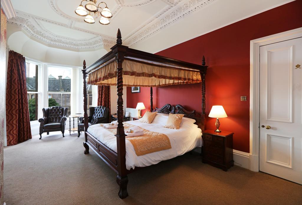 Kamer met Kingsize Bed en Uitzicht op de Bergen